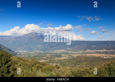 Vista panoramica della Serra di Ivrea, una lunga collina creata durante l'ultima glaciazione Foto Stock