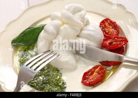 Burrata, freschi formaggi italiani realizzati dalla mozzarella e crema. Foto Stock