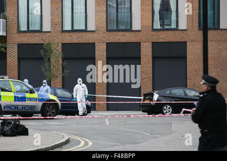 Hackney, Londra, Regno Unito. 15 ottobre, 2015. Polizia a incidente, Scriven Street, Hackney Londra. copyright Carol moiré/Alamy Live News Foto Stock