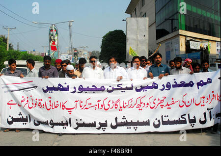 I partecipanti passano attraverso una strada durante la passeggiata organizzata da tutto il Pakistan Persone Speciali Associazione, in occasione della "Bastone bianco giorno sicurezza' in Gujranwala giovedì 15 ottobre, 2015. Foto Stock