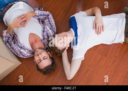 Carino coppia omosessuale di dormire sul pavimento in legno Foto Stock