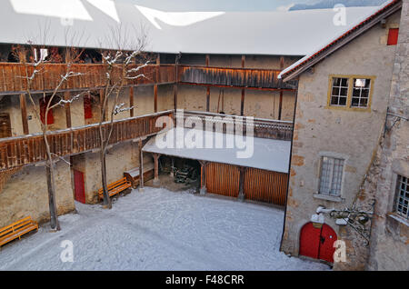 GRUYERE, Svizzera - 31 dicembre 2014: Accogliente cercando cortile interno del castello di Gruyeres in Svizzera. Foto Stock