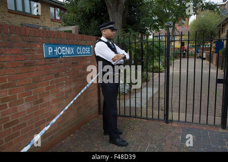 Hackney, Londra, Regno Unito. 15 ottobre, 2015. Scena del crimine dove un maschio di funzionario di polizia è stato ucciso durante una operazione di armi da fuoco in Scriven Street nella zona di Haggerston di Hackney. Una specialista di unità di armi da fuoco e i funzionari di Trident criminalità Area di comando, che è responsabile per la lotta contro le bande criminali sono state conducendo un operazione in Scriven Street al momento della ripresa. Cordond off, area in cui la polizia sono state compiendo indagini. Credito: Michael Kemp/Alamy Live News Foto Stock