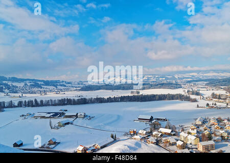 Incantevole paesaggio invernale di Gruyeres, Svizzera. Gruyère è un importante luogo turistico e dà il suo nome al ben noto formaggio gruviera Foto Stock