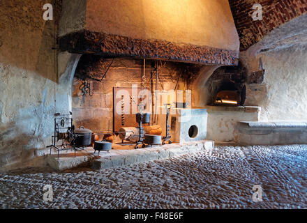 GRUYERE, Svizzera - 31 dicembre 2014: Antico houseware visualizzato nel castello di Gruyeres in Svizzera. Foto Stock