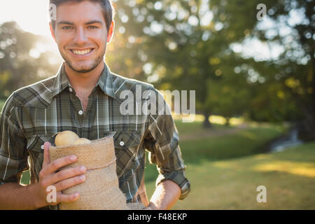 Uomo bello sacco di contenimento di verdure Foto Stock