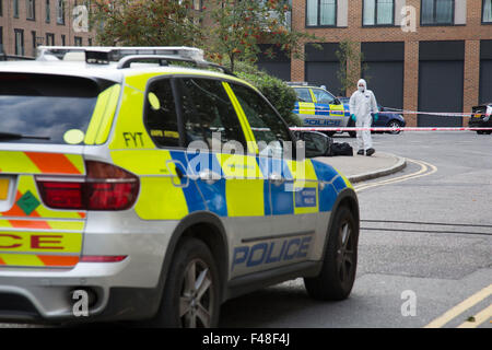 Hackney, Londra, Regno Unito. 15 ottobre, 2015. Il team forense presso la scena del crimine dove un maschio di funzionario di polizia è stato ucciso durante una operazione di armi da fuoco in Scriven Street nella zona di Haggerston di Hackney. Una specialista di unità di armi da fuoco e i funzionari di Trident criminalità Area di comando, che è responsabile per la lotta contro le bande criminali sono state conducendo un operazione in Scriven Street al momento della ripresa. Credito: Michael Kemp/Alamy Live News Foto Stock