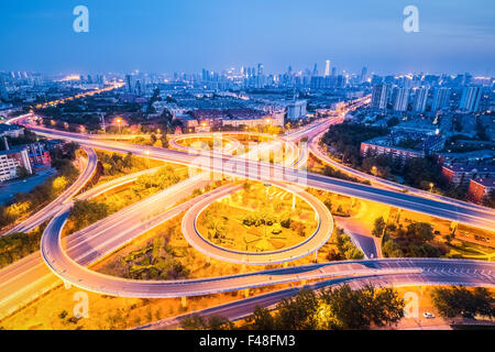 Bella strada di interscambio di notte Foto Stock