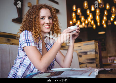 Ritratto sorridenti donna di bere il caffè Foto Stock
