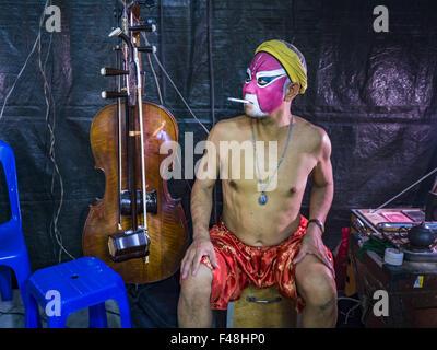 Bangkok, Bangkok, Thailandia. 15 ottobre, 2015. Un opera cinese attore fuma una sigaretta dietro le quinte prima di un opera performance al Festival vegetariano a Joe Sue Kung Santuario in Talat Noi quartiere di Bangkok. La Vegetarian festival è celebrato in tutta la Tailandia. È la versione tailandese di nove Imperatore dei Festival, nove giorni di celebrazione taoista inizio alla vigilia del nono mese lunare del calendario cinese. Durante un periodo di nove giorni, coloro che partecipano al festival tutto vestito di bianco e di astenersi dal mangiare carne, pollame, pesce e prodotti caseari. Foto Stock