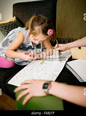 Ragazza in un disegno del lettino, Svezia. Foto Stock