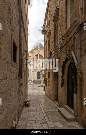 Stretto e vicolo vuoto e la chiesa di San Biagio (Blasius) alla Città Vecchia di Dubrovnik, Croazia. Foto Stock