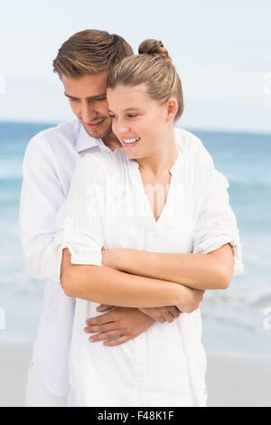 Coppia felice costeggiata di fronte al mare Foto Stock