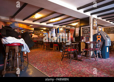 All'interno di un Pub con il soggetto in movimento le sfocature Foto Stock