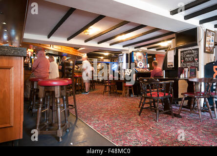 All'interno di un Pub con il soggetto in movimento le sfocature Foto Stock