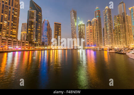 Dubai Marina grattacieli durante le ore notturne Foto Stock