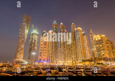 Dubai Marina grattacieli durante le ore notturne Foto Stock