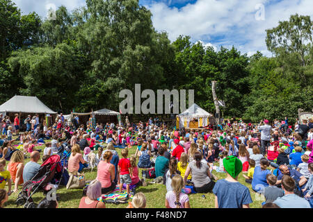 L'intrattenimento per tutta la famiglia a Robin Hood Festival nel mese di agosto 2015, la Foresta di Sherwood Country Park, Edwinstowe, Nottinghamshire, Regno Unito Foto Stock