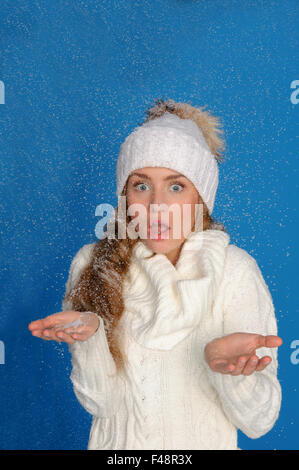 La donna sorpresa in abbigliamento invernale sotto la neve Foto Stock