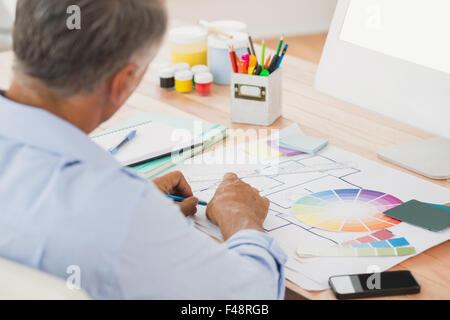 Imprenditore creativo di disegno utilizzando piani di sorveglianza di colori Foto Stock