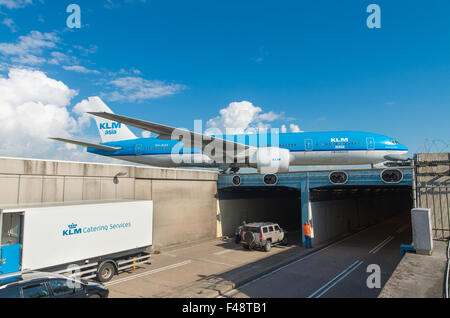 AMSTERDAM - Agosto 28, 2015: KLM aereo sul suo modo di pista. Ci sono 163 destinazioni servite da KLM, molti si trovano Foto Stock