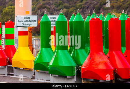 Boe, Fairway marcatori, il traffico delle navi sul Reno, acqua e ufficio spedizioni, cantiere in St. Goar, Valle del Reno Foto Stock