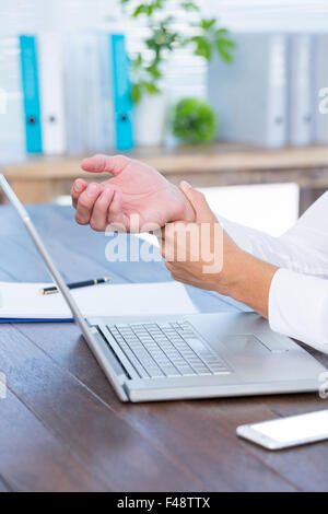 Vista ravvicinata dell'uomo massaggiare il proprio polso Foto Stock