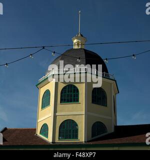AJAXNETPHOTO. WORTHING, INGHILTERRA. - IL CINEMA DOME SI AFFACCIA SUL LUNGOMARE E SULLA SPIAGGIA. LOCATION ICONICA NEL FILM DEL 1987 WISH YOU WERE HERE CON EMILY LLOYD. FOTO: JONATHAN EASTLAND/AJAX RIF:703 7 B 10108 Foto Stock
