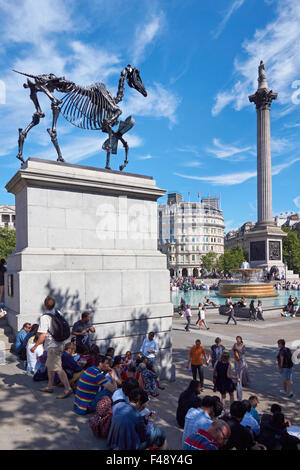 Il dono cavallo scultura di Hans Haacke in Trafalgar Square, Londra England Regno Unito Regno Unito Foto Stock