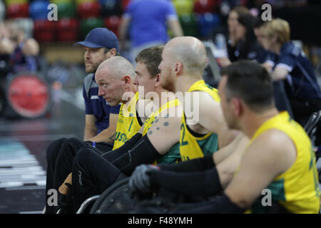 Sedia a rotelle mondiale Rugby Challenge, Copperbox, Queen Elizabeth Olympic Park, Londra UK. 15 ottobre, 2015. Campioni del mondo Australia perdono in STATI UNITI D'AMERICA 54-57. 15 ottobre, 2015. La tensione sul banco Australiano. copyright Carol moiré/Alamy Live News Foto Stock