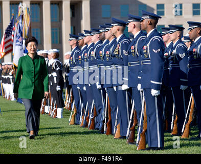 Washington, DC, Stati Uniti d'America. 15 ottobre, 2015. Presidente della Corea del Sud, Park Geun-hye (L) assiste un gli onori militari cerimonia di arrivo DETENUTE DAGLI STATI UNITI Il Segretario della Difesa Ash Carter al Pentagono, Washington, DC, Stati Uniti, dal 15 ottobre 2015. Credito: Yin Bogu/Xinhua/Alamy Live News Foto Stock