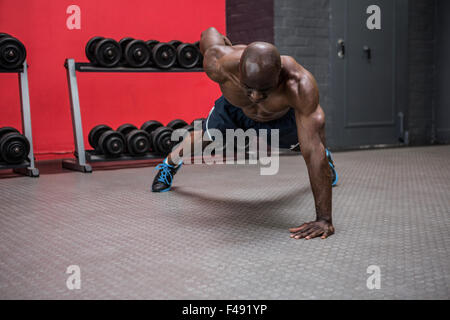 Giovani Bodybuilder facendo One-push armati ups Foto Stock