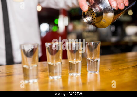 Barista versando il cocktail in bicchieri Foto Stock