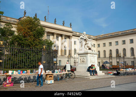 Libri il mercato delle pulci di fronte all'Università Humboldt di Berlino, Germania Foto Stock