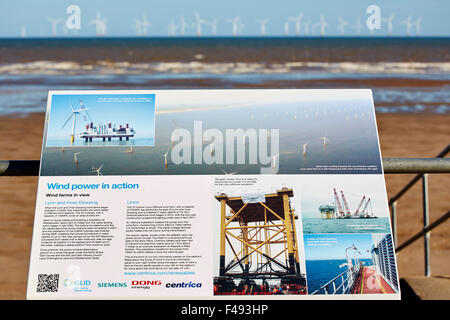 Scheda di informazioni con Lincolnshire Offshore Wind Farm in background a Skegness, Lincolnshire, Inghilterra, Regno Unito. Foto Stock