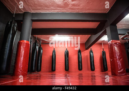 Rosso area di inscatolamento con sacchetti di punzonatura Foto Stock