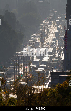 Tram e il traffico su Princes St, Edimburgo, guardando ad ovest da Calton Hill al crepuscolo. Edimburgo, Scozia. Il 30 settembre 2015 Foto Stock