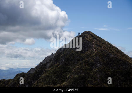 Due uomini sulla cima della montagna, Quilotoa, Ecuador Foto Stock