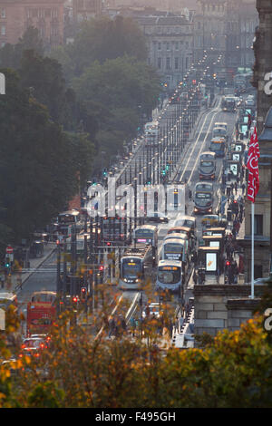 Tram e il traffico su Princes St, Edimburgo, guardando ad ovest da Calton Hill al crepuscolo. Edimburgo, Scozia. Il 30 settembre 2015 Foto Stock