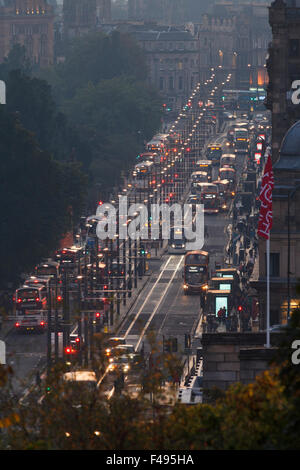 Tram e il traffico su Princes St, Edimburgo, guardando ad ovest da Calton Hill al crepuscolo. Edimburgo, Scozia. Il 30 settembre 2015 Foto Stock