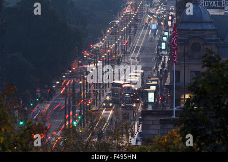 Tram e il traffico su Princes St, Edimburgo, guardando ad ovest da Calton Hill al crepuscolo. Edimburgo, Scozia. Il 30 settembre 2015 Foto Stock