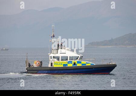 Fiume Clyde, Gourock, Scotland, Regno Unito. Il 15 ottobre 2015. Royal Navy Bomb Disposal unit detona miniera di guerra. La Royal Navy Bomb Disposal unit rimorchiato la guerra mondiale 2 il mio, che è stata trovata vicino al litorale a Gourock, alla sicurezza prima che i subacquei impostare una carica esplosiva di distruggere e rendere la miniera di sicuro. La polizia in Scozia sono state presenze in tutto. Alamy Live News Foto Stock