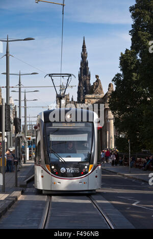 Edinburgh tram su Princes Street, con il Monumento di Scott in background. Edimburgo, Scozia. Foto Stock