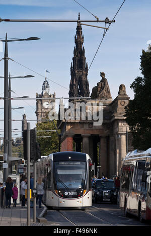 Edinburgh tram su Princes Street, con il Monumento di Scott in background. Edimburgo, Scozia. Foto Stock