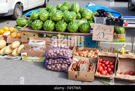 Frutta e verdura fresche pronto per la vendita presso il locale mercato degli agricoltori Foto Stock