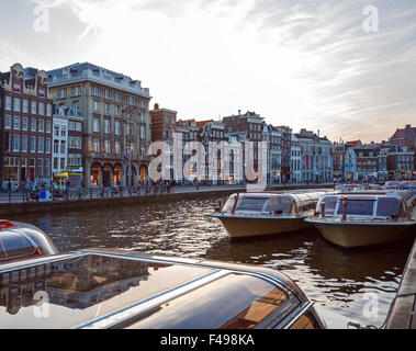 Vintage case e barche sul sistema di canali dopo il tramonto, Amsterdam Foto Stock