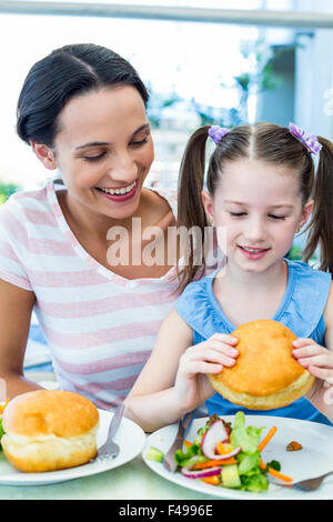 La figlia e la madre di mangiare al ristorante Foto Stock