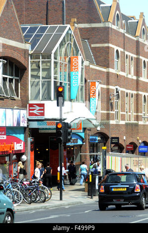 Londra, UK, 9 luglio 2015 Clapham Junction stazione St John's Hill entrata. Foto Stock