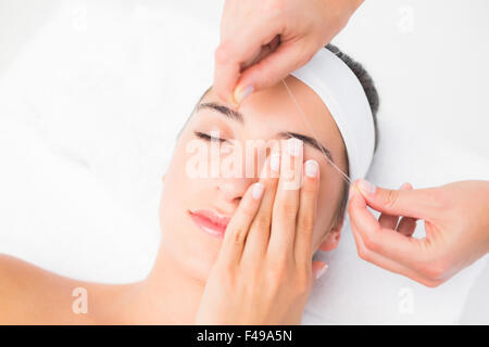 Mani belle di threading womans occhi superiore Foto Stock