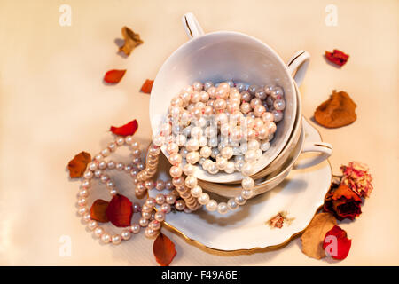 Tazze da caffè con perle e rose Foto Stock